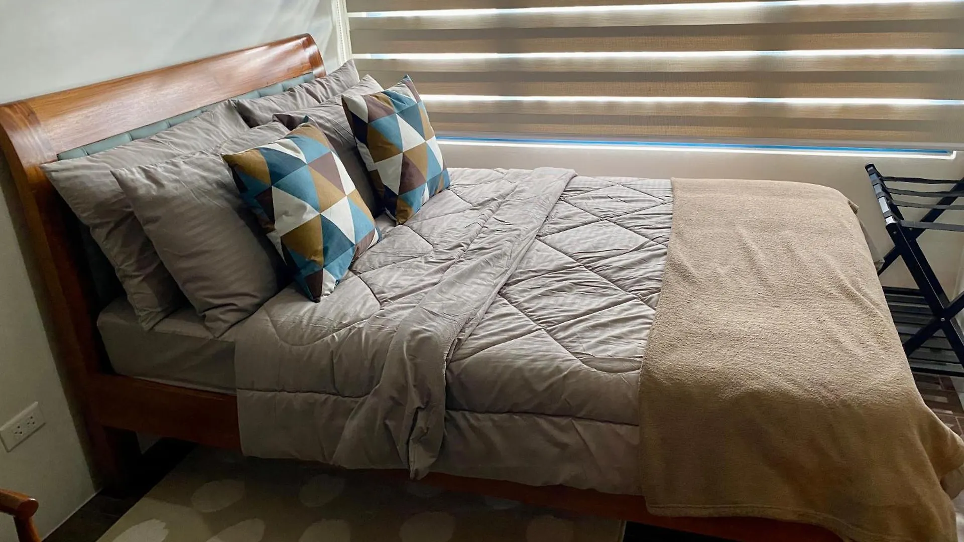 Twin Condo Luxury Makati Marvel 300 Mbps Internet Manila Apartment