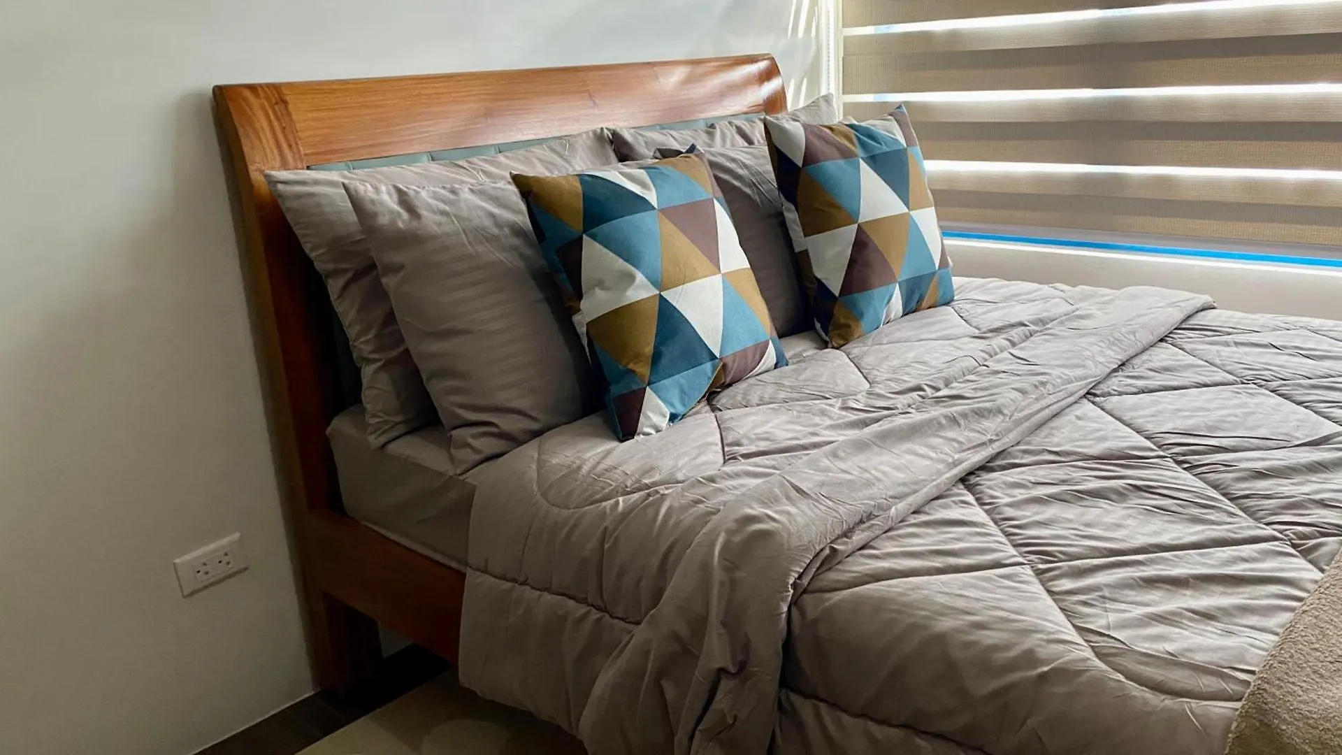 Twin Condo Luxury Makati Marvel 300 Mbps Internet Manila Apartment