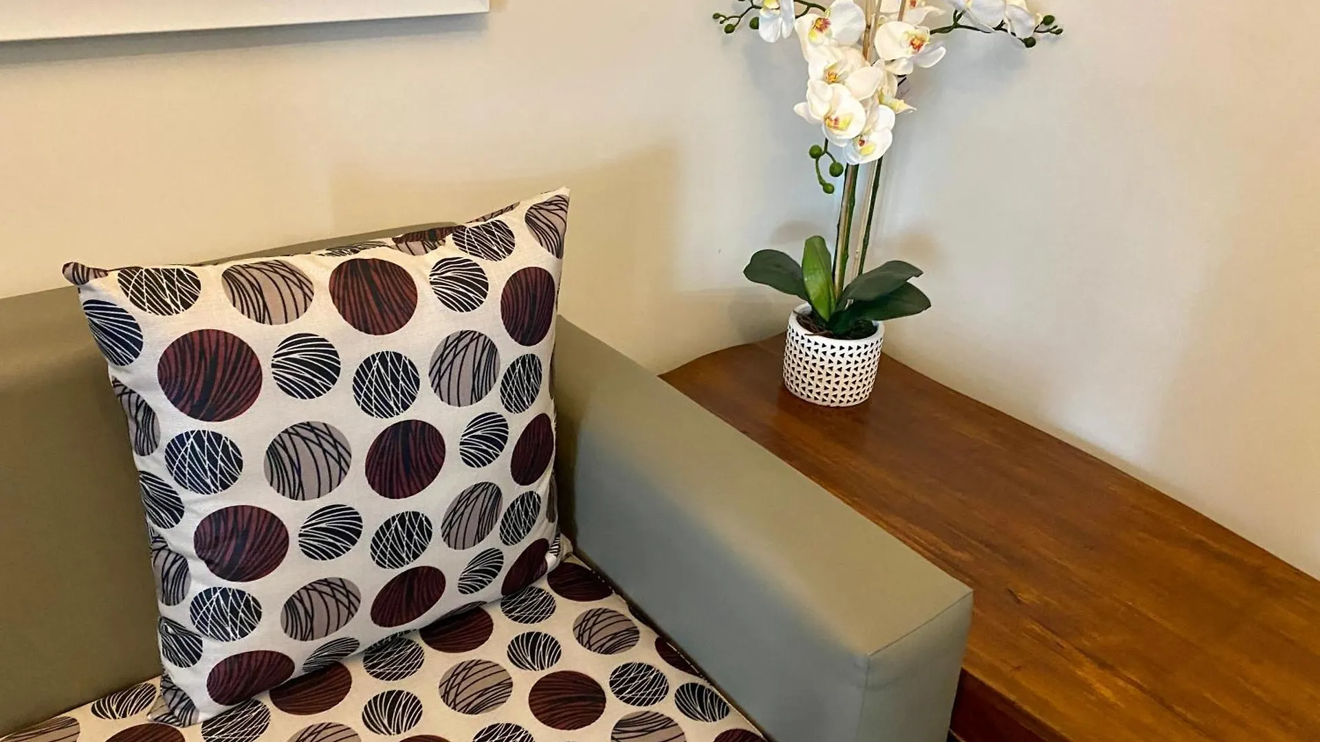 Twin Condo Luxury Makati Marvel 300 Mbps Internet Manila Apartment