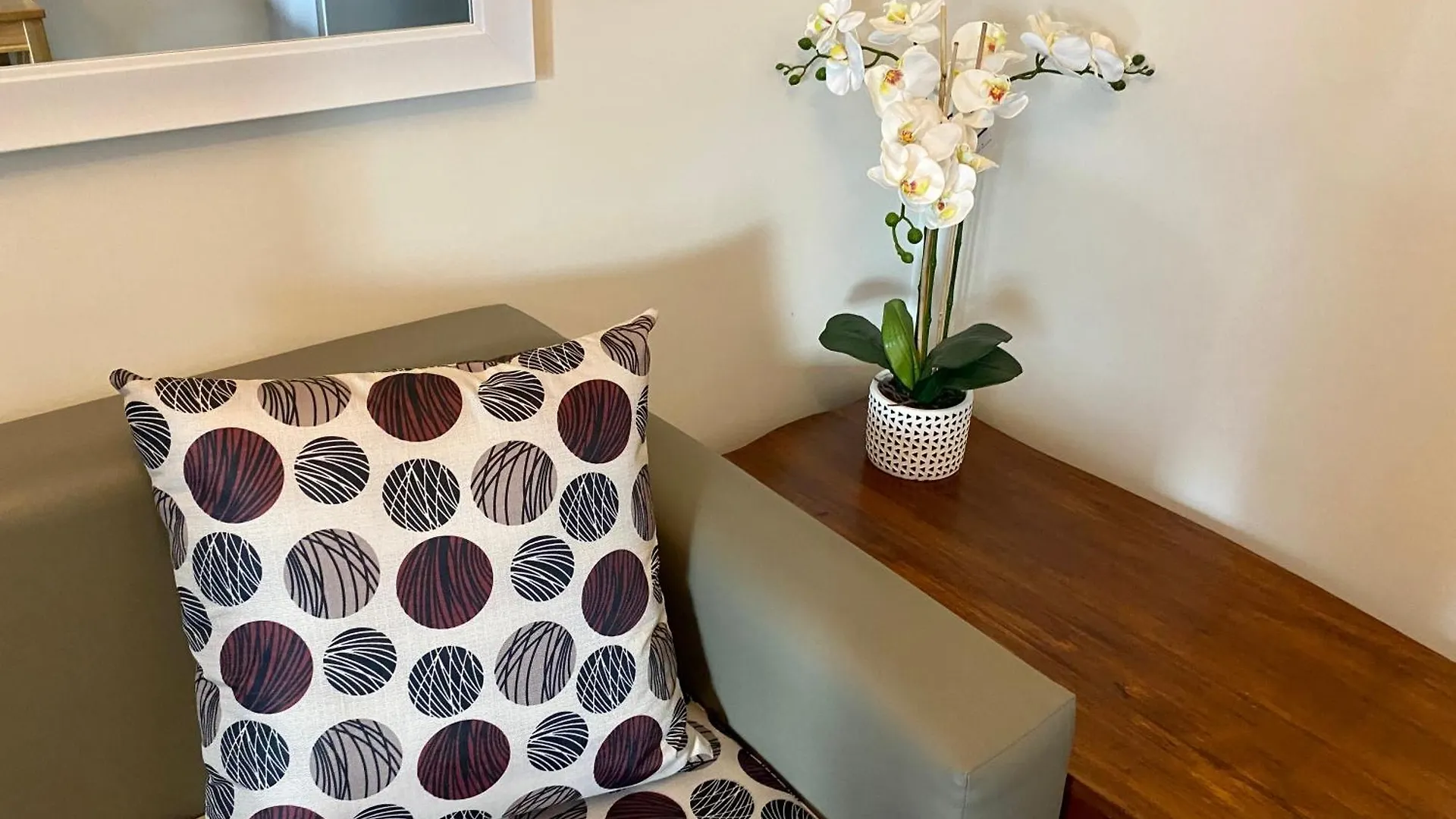 Twin Condo Luxury Makati Marvel 300 Mbps Internet Manila Apartment