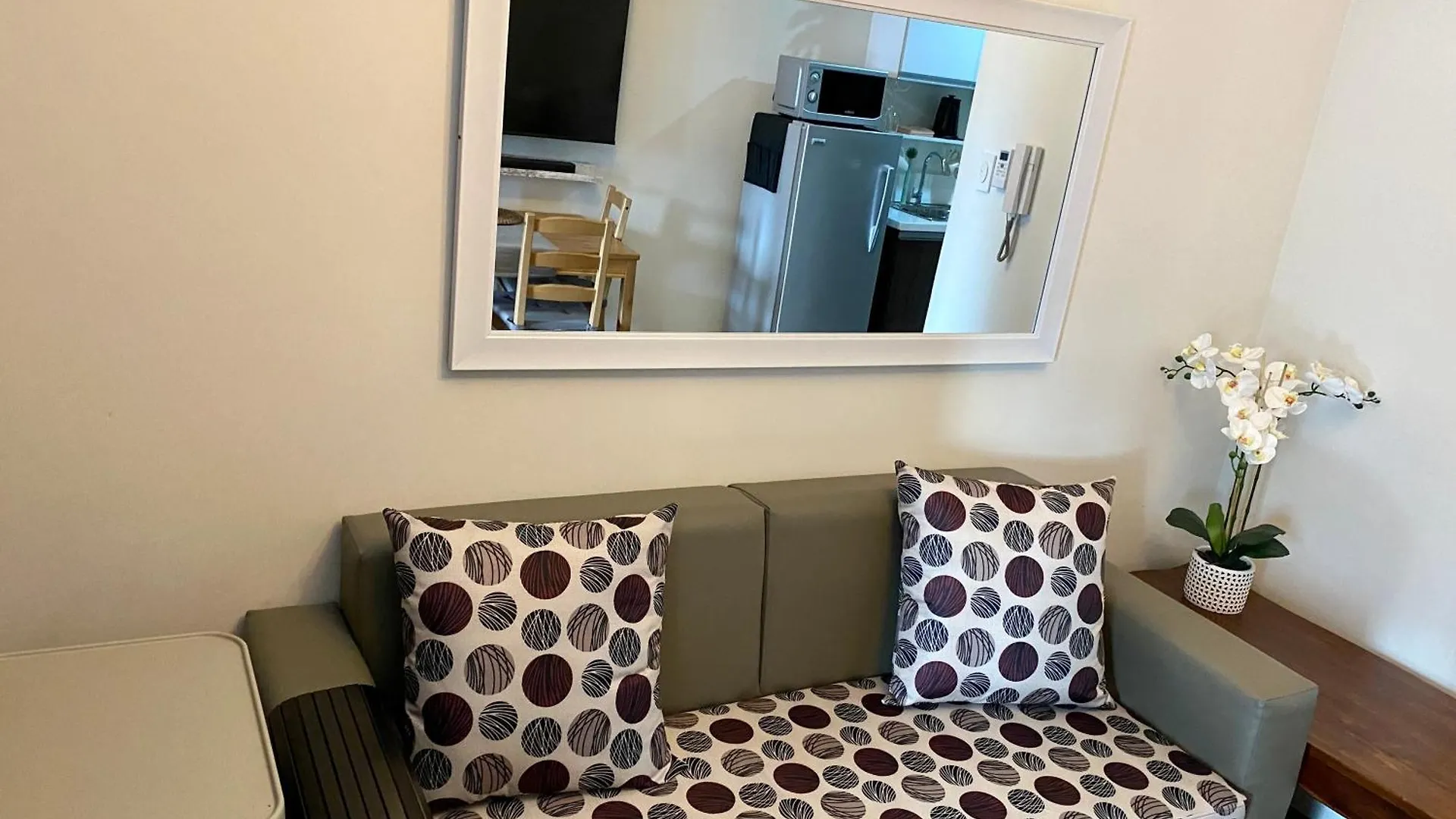 Twin Condo Luxury Makati Marvel 300 Mbps Internet Manila Apartment